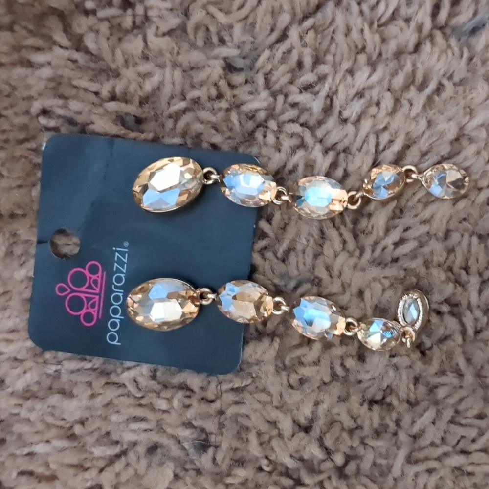 Paparazzi cute gold earrings